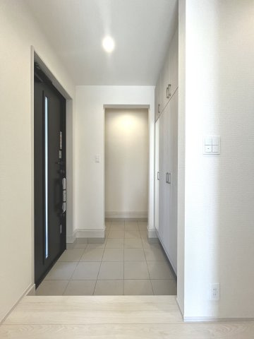川越市豊田町 戸建て2号棟の玄関|玄関土間収納。靴やアウトドア用品も収納でき玄関スッキリ！