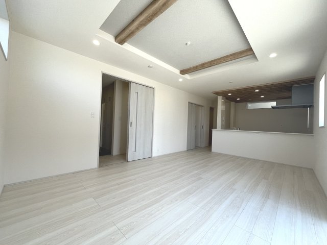 川越市豊田町 戸建て2号棟の居間・リビング|天井を高くしてリビングに開放感をプラスした折上天井