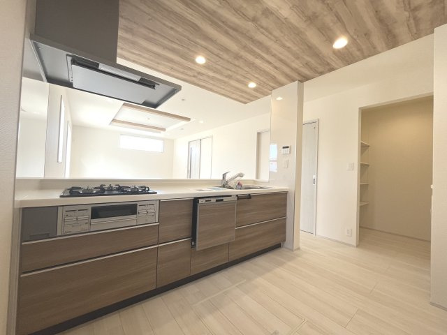 川越市豊田町 戸建て2号棟のキッチン|天井デザインで空間を仕切りメリハリを演出！