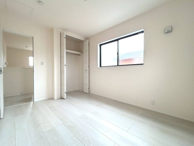リーブルガーデン　一宮市森本五丁目　全１区画分譲の洋室|全居室にたっぷり収納できる大型クローゼット、居室部分の窓ガラスには間に空気層を設けたペアガラスを採用。
高い断熱性と共にガラス面の結露対策にも効果を発揮します。
