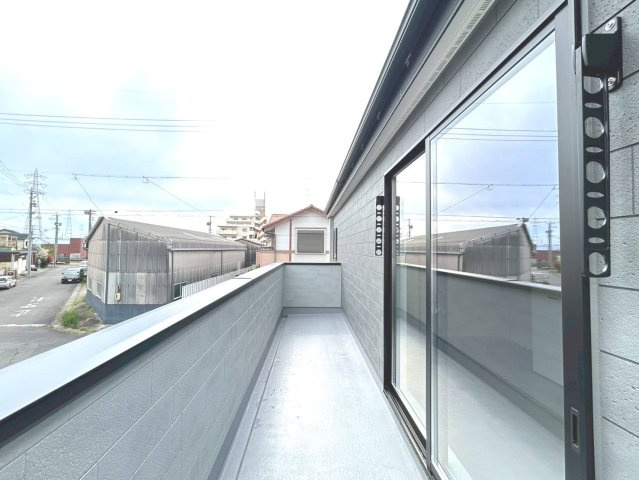リーブルガーデン　一宮市森本五丁目　全１区画分譲の玄関|大容量のシューズ収納付きで玄関周りもすっきり！玄関ドアからの光が玄関ホールを明るくしてくれます。