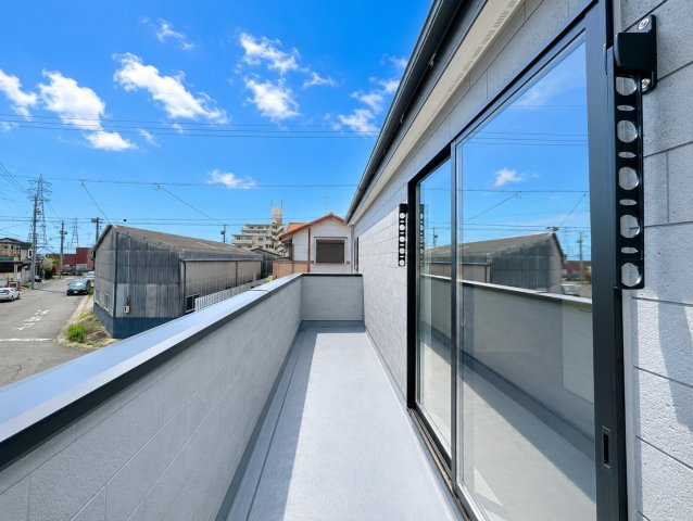 リーブルガーデン　一宮市森本五丁目　全１区画分譲のバルコニー|バルコニーは南向きで洗濯物もよく乾きます！強度と表面積硬度を持つFPRで防水しています。