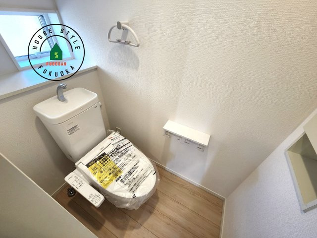 福岡市早良区有田2丁目第7-4棟（3号棟）のトイレ|トイレ・ウォシュレット付。快適で衛生的な洗浄機能付温水シャワートイレです。収納や手すりもついてます。