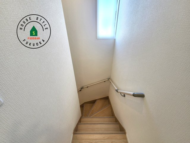 福岡市早良区有田2丁目第7-4棟（3号棟）の内装|＜手すり付階段＞手すりがないと階段の昇り降りで危険なことはもちろん、壁に手をつきながら歩くことで壁紙が汚れやすくなります。すべての方に快適に昇り降りしていただくため、手すりを設置しました。