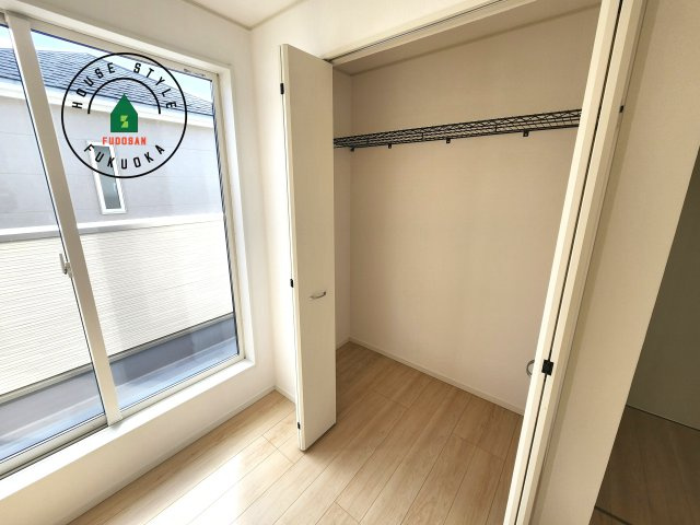 福岡市早良区有田2丁目第7-4棟（3号棟）の収納|壁面クローゼットのメリットは、衣類が横一列に並ぶためひと目で洋服が選びやすいこと。衣類をたくさんお持ちの方も、限られたスペース内に無理なく収納することができます。