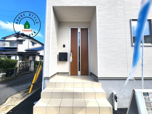 福岡市早良区有田2丁目第7-4棟（3号棟）の玄関|地盤調査済 / 玄関へ向かうまでのアプローチに漂う上質が期待感をもたせます。玄関は建物の顔。落着きを醸し出した自己主張が心に訴えてきます。