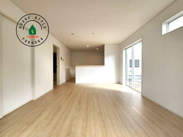 福岡市早良区有田2丁目第7-4棟（3号棟）の居間・リビング|キッチンからリビングをしっかり確認できます。家族の笑顔があふれる空間になりそうですね。