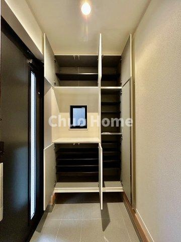 江戸川区北小岩6丁目中古住宅の玄関|【玄関】玄関には大型のシューズクローゼットを設置しておりますのでいつでもスッキリりとした空間を保てます。玄関周りを清潔に使うのはとても大事なことですよね。