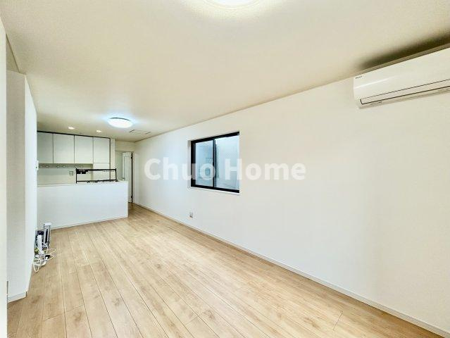 江戸川区北小岩6丁目中古住宅のキッチン|視界に広がりを生むオープンなキッチン。料理や片付けをしながら、家族との会話を楽しんだり、リビングで遊ぶ子どもを見守れます。ご見学時には家具の配置などもイメージしながらぜひご覧になって見て下さい。