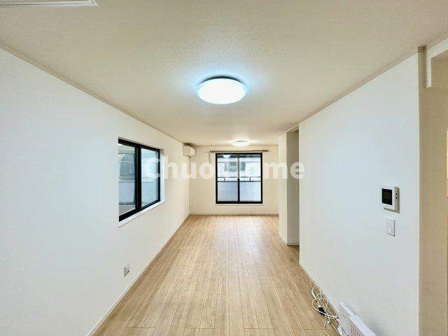 江戸川区北小岩6丁目中古住宅の居間・リビング|【リビングダイニング】一日の中で多くの時間を過すことになるリビングダイニングだからこそ、いつも穏やかな空間であることが必然。爽やかな通風と採光を存分に感じる事が出来る空間です。