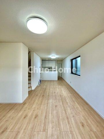 江戸川区北小岩6丁目中古住宅のダイニング|【ダイニング】忙しい朝でも、しっかり家族が揃って食事をして頂けるゆとりある大きさのダイニングスペース。奥様が作る手料理をカウンター越しに受けとって頂き、テーブルで囲む素敵な時間を存分に愉しんで下さい。