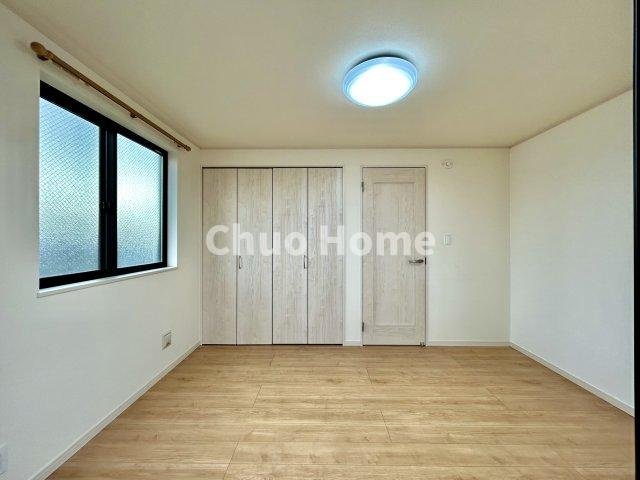 江戸川区北小岩6丁目中古住宅の寝室|【寝室】心と体をゆったりと安らげる主寝室。寝室のゆとりが大きい分だけ、暮らしの安らぎは深まります。一日の疲れを癒すだけでなく、ご夫婦の親密な語らいを紡ぎ出します