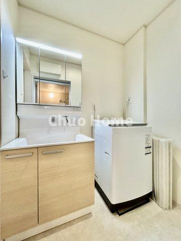 江戸川区北小岩6丁目中古住宅のランドリースペース|【ランドリースペース】担当者がスケールを持ち歩いておりますので、ご見学時には現在お使いの洗濯機などがきちんと収まるかなどもチェックして下さい。見学前に測っておくと非常に便利だと思います。