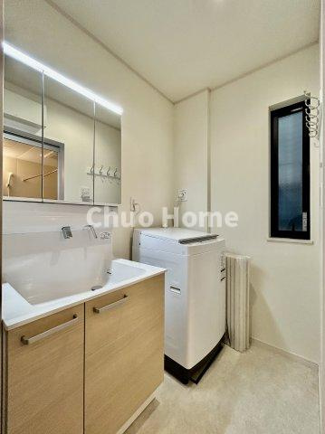 江戸川区北小岩6丁目中古住宅の脱衣所|【洗面所】明るい洗面所は朝をすっきりさせてくれる空間です。バタバタしている忙しい朝でも収納が多い洗面台では短い時間で効率良く支度ができます。