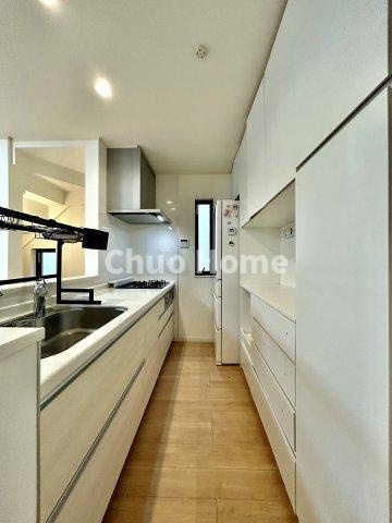 江戸川区北小岩6丁目中古住宅のキッチン|ワイドで収納豊富なシステムキッチン