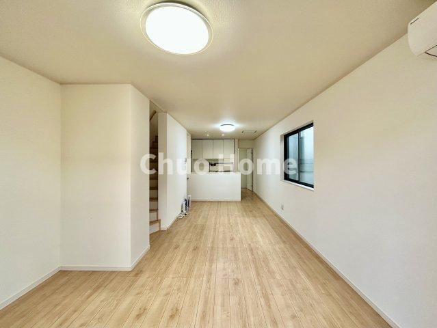 江戸川区北小岩6丁目中古住宅の居間・リビング|【居間・リビング】「ＬＤＫは家族団らんをデザイン」広いＬＤＫでは家族が集まり一緒の時間を過ごせる工夫がされております。何気ない一日の当たり前のひとコマがいつか一生の宝物になります