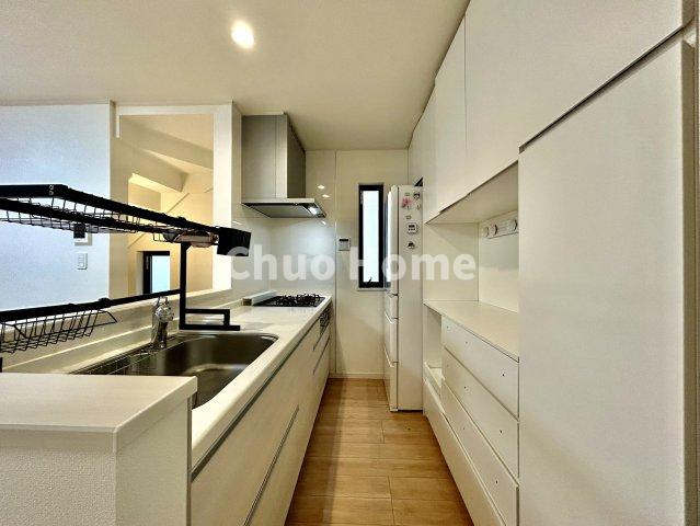 江戸川区北小岩6丁目中古住宅のキッチン|ワイドで収納豊富なシステムキッチン