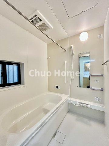 江戸川区北小岩6丁目中古住宅の浴室|【バスルーム】暖房換気乾燥機付きシステムバスルーム。暖房・冷風・換気・乾燥など、毎日を快適に過ごせるうれしい機能が揃っています。雨の日の洗濯物も安心です。