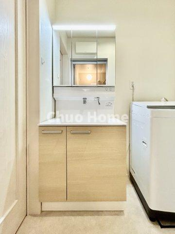 江戸川区北小岩6丁目中古住宅の独立洗面台|【洗面化粧台】洗面化粧台には三面鏡を採用。身だしなみを整えやすい事はもちろんですが、鏡の後ろに収納スペースを設ける事により、散らかりやすい洗面スペースをすっきりさせる事が出来るのも嬉しいですね