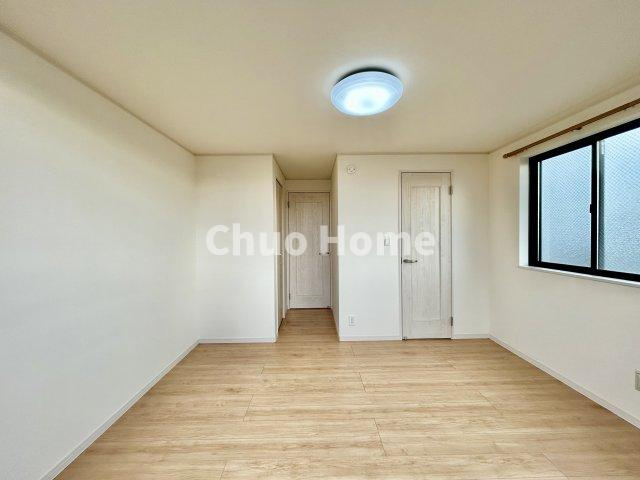 江戸川区北小岩6丁目中古住宅の洋室|【洋室】快適に過ごす条件は、一人ひとり違います。だからこそ飾り過ぎないシンプルな内装と偏り過ぎないデザインで統一しております。居住していく中でオーナー様だけの【マイホーム】に創り上げて下さい