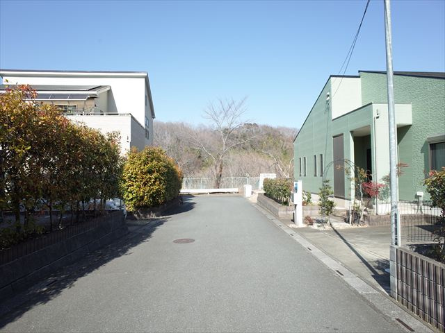 小川町みどりが丘1-9-13　中古戸建の前面道路含む現地写真