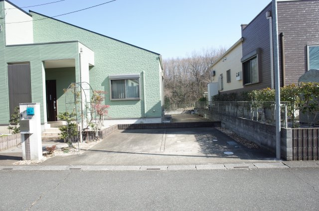 小川町みどりが丘1-9-13　中古戸建の駐車場|カースペース2台分完備