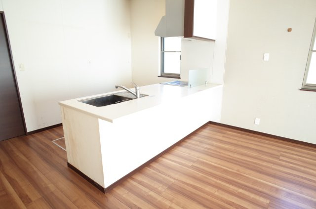 小川町みどりが丘1-9-13　中古戸建のキッチン|フルオープンカウンターキッチン