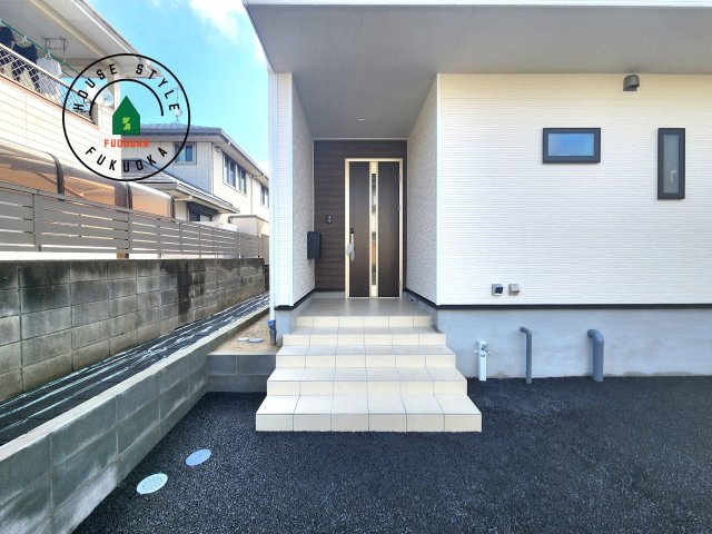福岡市早良区有田2丁目第7-4棟（4号棟）の玄関|地盤調査済 / 玄関へ向かうまでのアプローチに漂う上質が期待感をもたせます。玄関は建物の顔。落着きを醸し出した自己主張が心に訴えてきます。