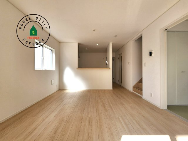 福岡市早良区有田2丁目第7-4棟（4号棟）の居間・リビング|キッチンからリビングをしっかり確認できます。家族の笑顔があふれる空間になりそうですね。