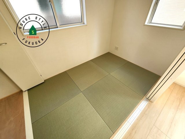 福岡市早良区有田2丁目第7-4棟（4号棟）の和室|和室を上手に活用すると暮らし方の幅が広がります。例えば普段は開け放して、子供の小さいうちはお昼寝や遊びのスペースに。畳はソフトなので転んでもケガをしにくく安心です