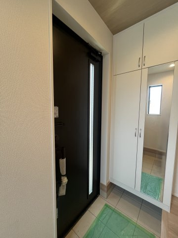 青葉区荏田西 新築分譲住宅の玄関