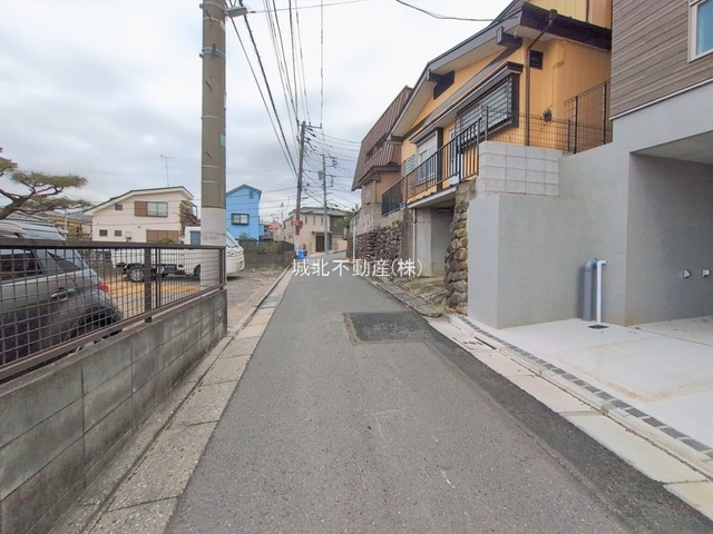 練馬区大泉町2丁目 全4棟 A号棟の前面道路含む現地写真