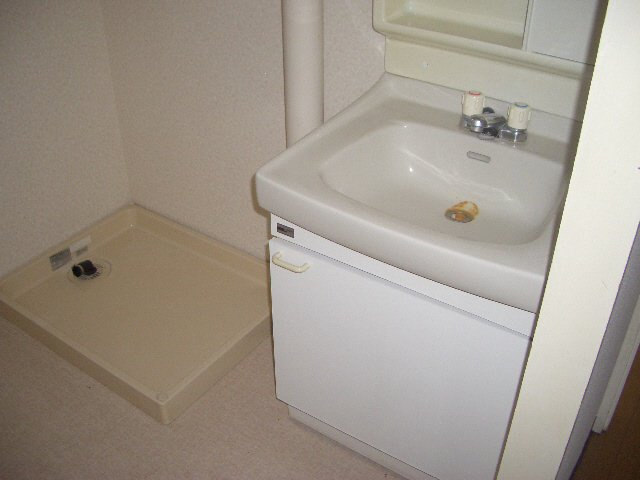 ビラシティ鈴木の洗面所|独立洗面台と洗濯機置き場です