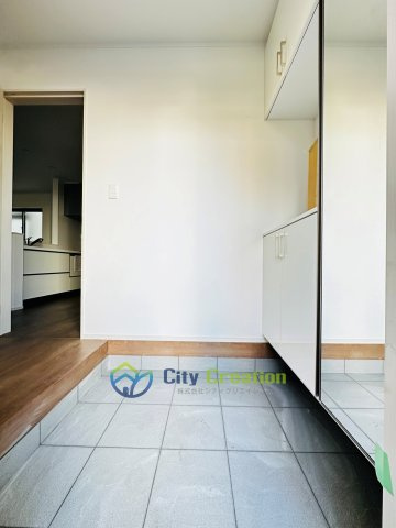 藤沢市藤が岡　新築戸建　B号棟の玄関