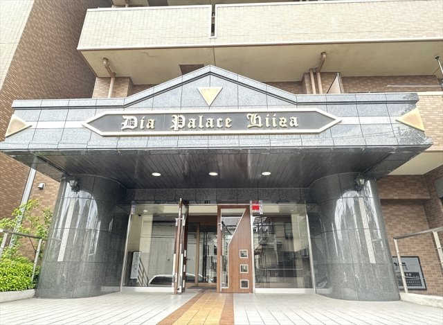 【エントランス】 | ダイアパレス新座グランドパーク21　(志木本店) | エントランスの目の前にバス停があるので通勤通学に便利。