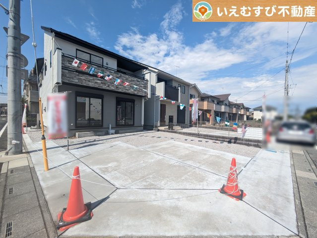 BLOOMING GARDEN　熊谷市赤城町1丁目の駐車場|並列3台駐車可能なゆとりのカースペース
複数台車をお持ちでも、お友達が遊びに来てもゆとりの駐車スペース！