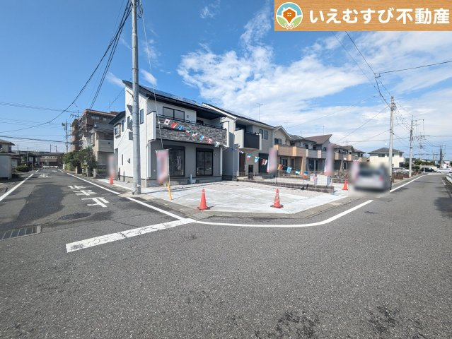 BLOOMING GARDEN　熊谷市赤城町1丁目の前面道路含む現地写真|南西角地で開放的
ゆとりの広さの前面道路でお車の出し入れ楽々♪南西角地で日当り良好！