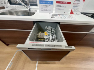 食器洗浄乾燥機は手洗いに比べて時間や労力を節約できます。また、高温のお湯で洗浄されるため、雑菌や細菌を殺菌する効果もあります。さらに、乾燥機能があるため、手で拭く手間も省け衛生的に保管できます。