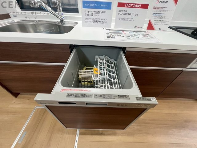 食器洗浄乾燥機は手洗いに比べて時間や労力を節約できます。また、高温のお湯で洗浄されるため、雑菌や細菌を殺菌する効果もあります。さらに、乾燥機能があるため、手で拭く手間も省け衛生的に保管できます。