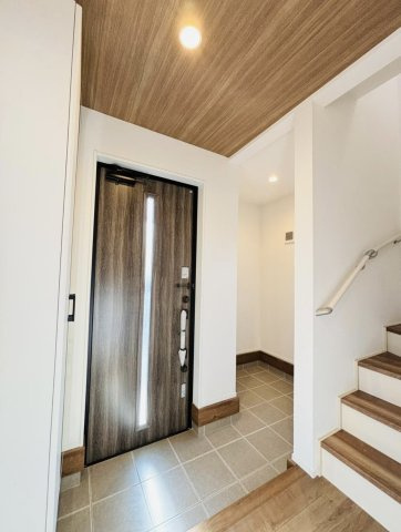 茅ヶ崎市代官町　新築戸建の玄関