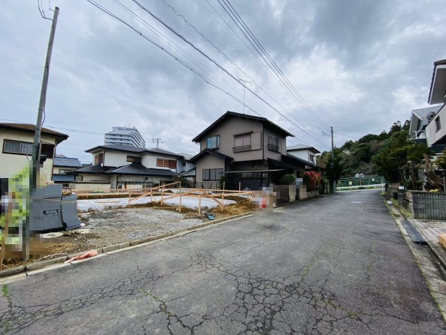 日吉台６丁目０１期　新築戸建ての前面道路含む現地写真