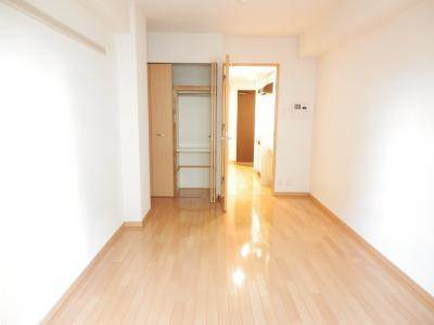 プレサンス京都四条烏丸クロスの居間・リビング|洋室