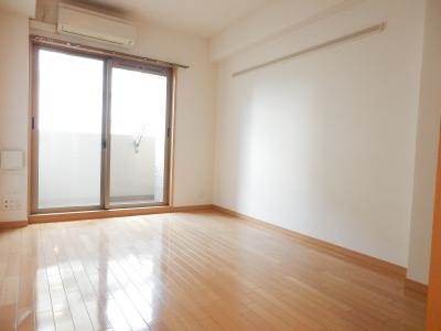 プレサンス京都四条烏丸クロスの居間・リビング|洋室