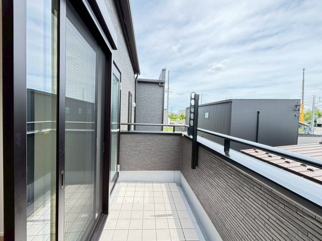 タマタウン　羽島市福寿町本郷（福寿小）　全4区画分譲のバルコニー|バルコニーは南向きで洗濯物もよく乾きます！強度と表面積硬度を持つFPRで防水しています。