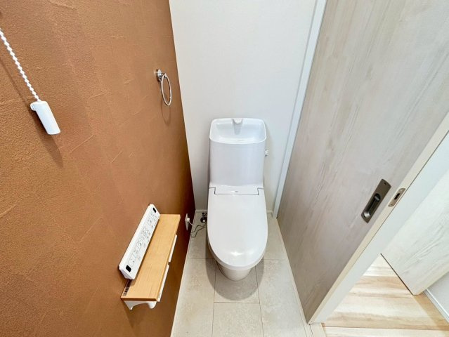 タマタウン　羽島市福寿町本郷（福寿小）　全4区画分譲のトイレ|超節水型の水洗トイレを標準採用。汚れが付きにくいコーティング加工で、いつでも清潔に保てる便座を装備。