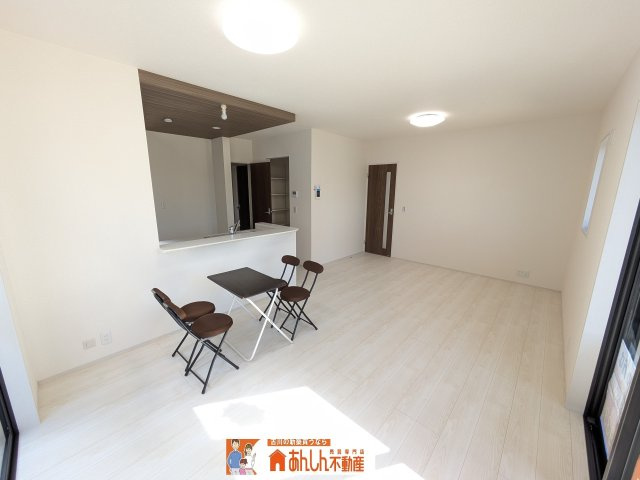 【洋室】 | 美里町北浦全１棟 | 同仕様写真
スーツケースも収納できるウォークインクローゼット付き