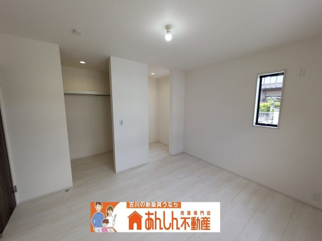 【居間・リビング】 | ＼家 賃7～8万払うならコレ／諸経費込で月7万 円 台！車ローン相 談 可＆賢く暮らす家 | 寝室には大容量のウォークインクローゼット！
アパートの『物があふれる』ストレスから解放されます。