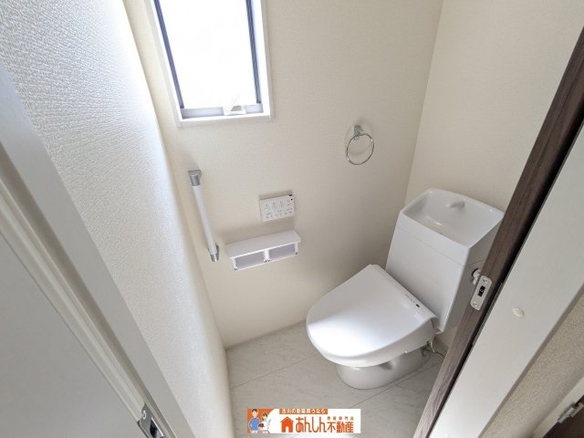 【トイレ】 | ＼家 賃7～8万払うならコレ／諸経費込で月7万 円 台！車ローン相 談 可＆賢く暮らす家 | ２か所にトイレがあり朝の忙しい時間も安心