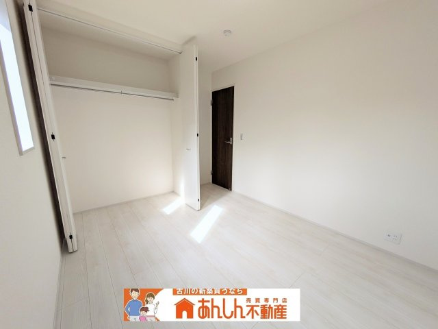 【洋室】 | ＼家 賃7～8万払うならコレ／諸経費込で月7万 円 台！車ローン相 談 可＆賢く暮らす家 | 全室収納付き