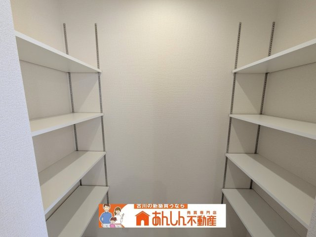 【収納】 | ＼家 賃7～8万払うならコレ／諸経費込で月7万 円 台！車ローン相 談 可＆賢く暮らす家 | キッチン脇にはパントリーもあります！